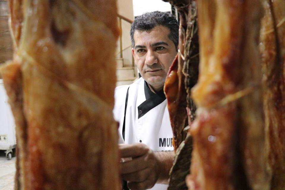 <p>Yaylada otlamış ve s&uuml;tten kesilmiş kuzuların etinden hazırlanan ve g&uuml;n ağarmadan servis edilmesinden dolayı "uykudan feragat ettiren lezzet" olarak adlandırılan b&uuml;ryan kebabı, yıllardır değişmeyen lezzetiyle ramazan ayında da iftar sofralarını s&uuml;sl&uuml;yor.</p>

<p>&nbsp;</p>
