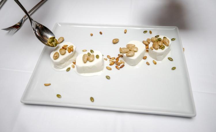 <p>Ramazanın olmazsa olmazı hurma, beş dakika ılık suda bekletilerek kabukları &ccedil;ıkarılıyor. Hurma, badem, kabak &ccedil;ekirdeği ve g&uuml;ner i&ccedil;i (&ccedil;am fıstığı) tereyağında kavrulup, ke&ccedil;i s&uuml;t&uuml;nden &ouml;zel dondurma yapılıyor.</p>

<p>&nbsp;</p>
