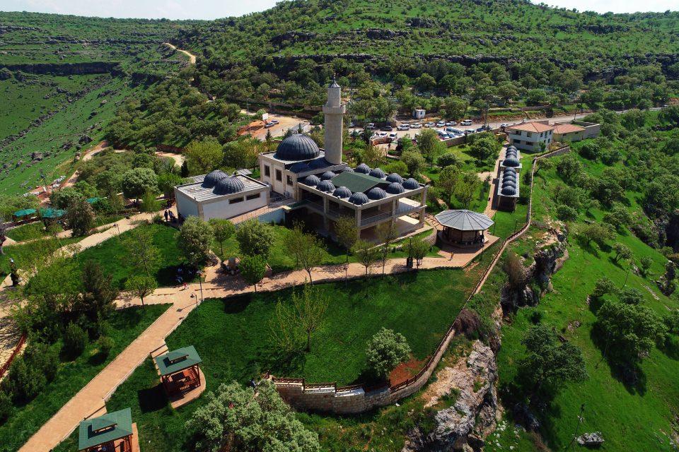 <p>Diyarbakır'daki peygamber kabirlerinin de yer aldığı cami ve yerleşke (Makam Camisi)</p>