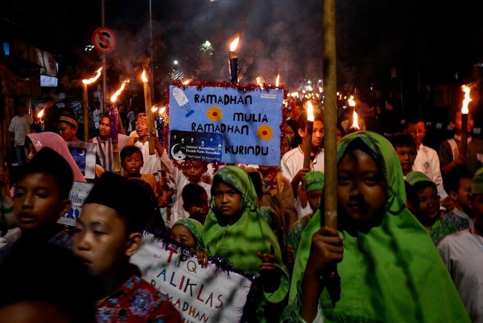 <p>Endonezya'nın Jakarta kentinde Ramazan ayını karşılamak için yürüyüş düzenlendi. Yürüyüşe katılan Endonezyalılar pankart ve meşale taşıdı.</p>
