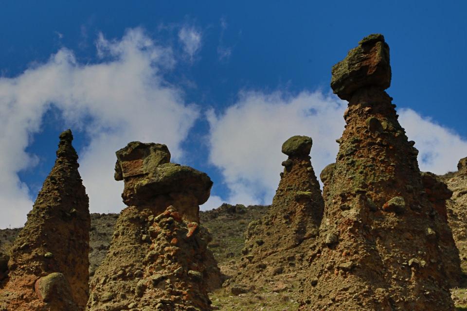 <p>&Ccedil;ankırı Turizm Derneği &Uuml;yesi Bahattin Ayhan, AA muhabirine yaptığı a&ccedil;ıklamada, &Ccedil;ankırı'nın Şaban&ouml;z&uuml;, Orta, Kurşunlu ve Ilgaz il&ccedil;elerinin sınırlarından ge&ccedil;erek Kızılırmak Nehri'ne ulaşan Devrez &Ccedil;ayı vadisinin, irili ufaklı pek &ccedil;ok peribacasının yanı sıra kaya yerleşimlerine de ev sahipliği yaptığını s&ouml;yledi.</p>

<p>&nbsp;</p>
