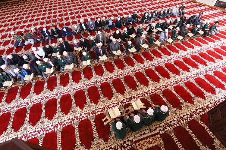 <p>Öte yandan çok sayıda kadın ise külliyeye gelerek kendilerine ayrılan bölümde mukabeleyi takip edebiliyor.</p>
<p> </p>