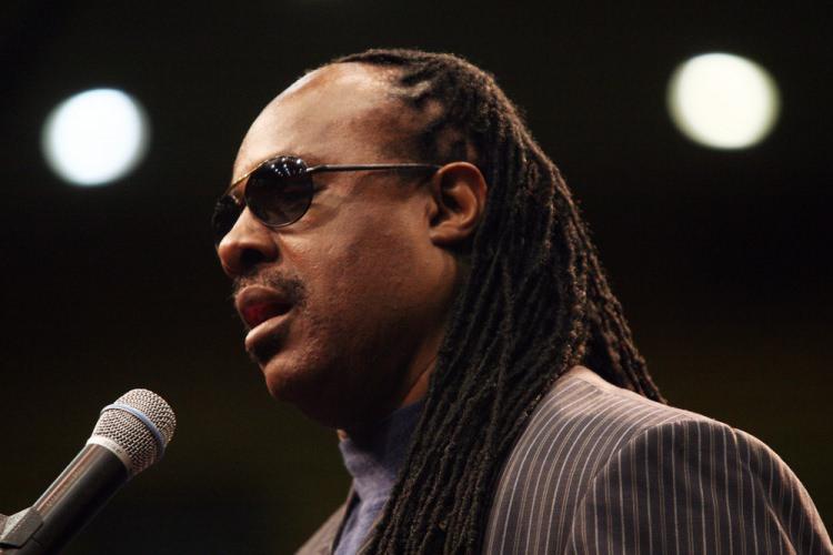 <p>Stevie Wonder: 22 Grammy ödülüne sahip bir müzik dehası. Öncü aldığı isim Bob Marley. Wonder, bir görme engelli. </p>
