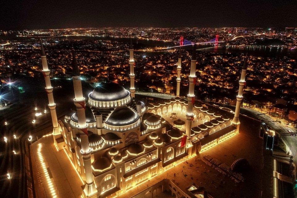 <p>Büyük Çamlıca Camisi - İstanbul</p>
