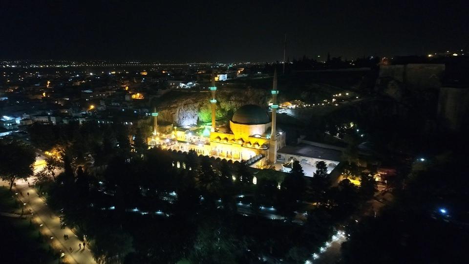 <p>Dergah Camisi - Şanlıurfa'daki Balıklıgöl Yerleşkesi</p>
