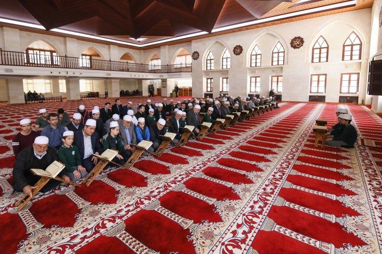 <p>Müslüman aleminin ramazan ayında kıymet verdiği sünnetlerden birinin de mukabele olduğuna dikkati çeken Tektaş, şöyle devam etti:</p>
<p>"Mukabele demek bir kişinin okuyup diğer insanların dinlemesi demektir. Bu İslamiyet'ten bu yana hep böyle devam ediyor. Ülkemizde de Osmanlı'dan bu yana mukabele geleneği hiçbir kesintiye uğramaksızın devam etmiş. İnşallah gelecek kuşaklara da aynı şekilde aktarılacak. Bu bakımdan Somuncu Baba Külliyesi'nde vatandaşlarımızın ve gençlerimizin geniş katılımıyla mukabele geleneği huzur ve bereketiyle devam ediyor."</p>