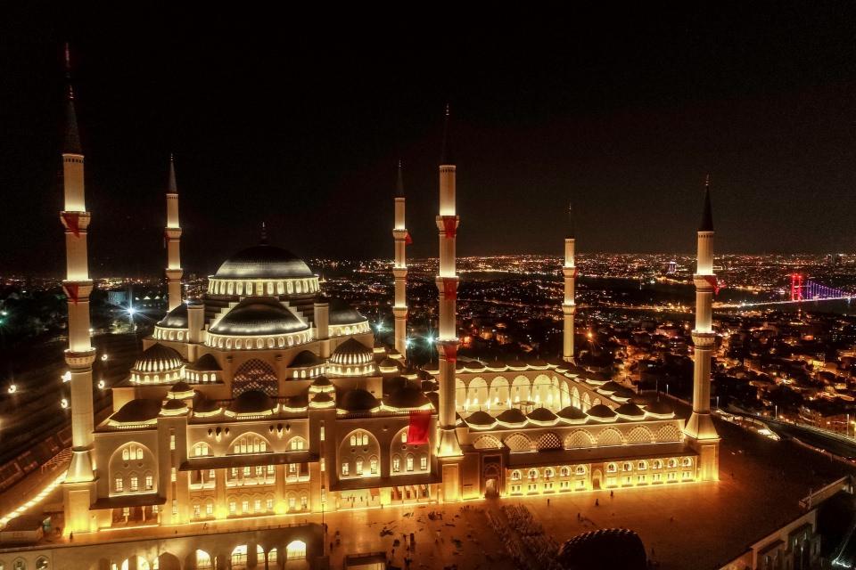 <p>Büyük Çamlıca Camisi - İstanbul</p>
