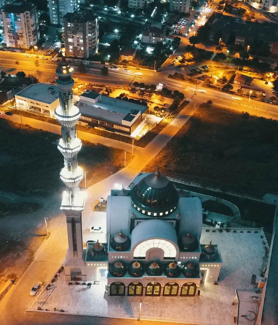 <p>Hatice Bahriye Yağcı Camisi - İzmir</p>