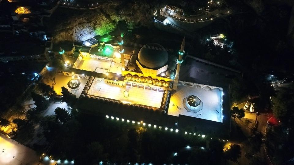 <p>Dergah Camisi - Şanlıurfa'daki Balıklıgöl Yerleşkesi</p>