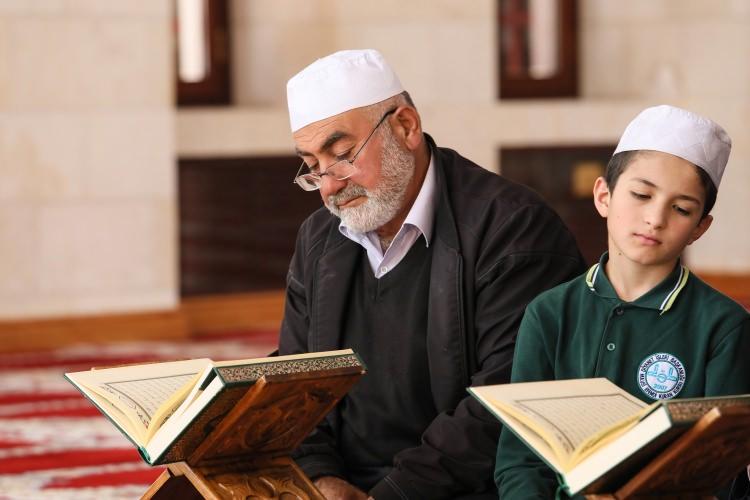 <p><strong>"Camilerimiz dolup taşıyor"</strong></p>
<p>Somuncu Baba Külliyesi'nde mukabeleye katılan vatandaşlardan Tahsin Can ise bunun kökeninin Hazreti Muhammed dönemine dayandığını belirtti.</p>