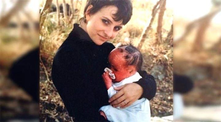 <p>Mui'nin öz annesi, diğer bebekler gibi görünmüyor diye, bebeğini dünyaya getirdikten hemen sonra onu terk etmişti. Rog ve Tina ise çocuğu çok sevdiler. Mui'nin nadiren rastlanan bir rahatsızlığı vardı ve doktorlar çocuğun sayılı günleri olduğunu düşünüyorlardı.</p>
<p> </p>
