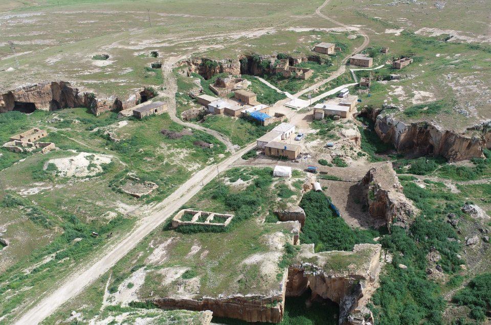 <p>İlk İslam &uuml;niversitesinin kalıntıları, Emeviler d&ouml;neminden kalma Ulu Camisi ve konik kubbeli evleriyle &ccedil;ok sayıda yerli ve yabancı turisti ağırlayan Harran il&ccedil;esi sınırlarındaki Bazda Mağaraları'nın, Roma d&ouml;neminde inşa edildiği tahmin ediliyor.</p>

<p>&nbsp;</p>
