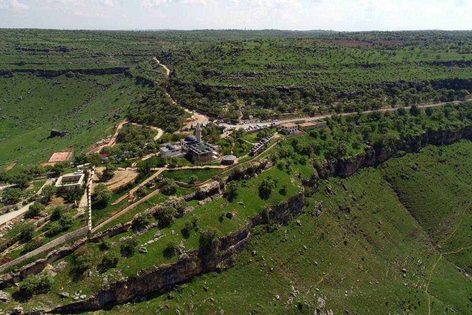 <p>Diyarbakır'daki peygamber kabirlerinin de yer aldığı cami ve yerleşke (Makam Camisi)</p>