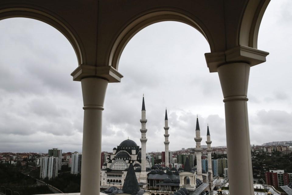 <p>Ayrıca külliye alanında, Irak'ın Samarra kentindeki Samarra Camisi'nin minaresinden esinlenilerek yapılan "Seyir Kulesi" de bulunuyor.</p>

<p> </p>
