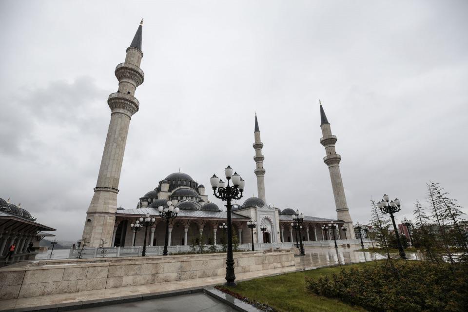 <p><strong>Kütüphanede 7 bin dini eser yer alacak</strong></p>

<p>Cami ve külliyenin açılmasının ardından yaklaşık 7 bin dini eserin bulunduğu kütüphane de vatandaşların kullanımına sunulacak.</p>
