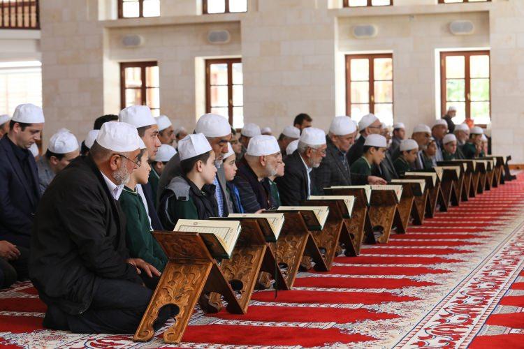 <p>Tektaş, genç hafızlar tarafından ezbere okunan mukabeleye, gençler tarafından büyük bir ilgi ve alaka gösterilmesinin mutluluk verici olduğunu kaydetti.</p>
<p> </p>