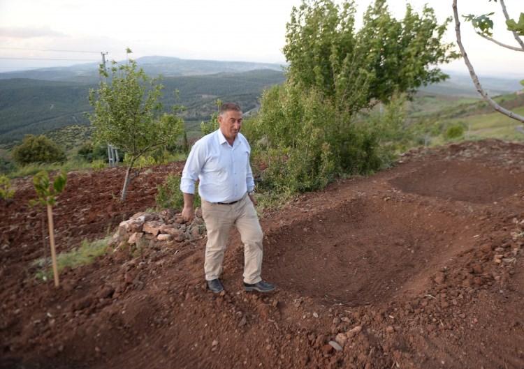 <p>Orman yangınlarını gözetlemek için 18 yıldır kulede yaşayan, dürbünüyle binlerce hektar alanı tarayan 52 yaşındaki Abdurrahman Korkmaz, sadece haftalık izinlerinde köyüne gidiyor.</p>
<p> </p>
