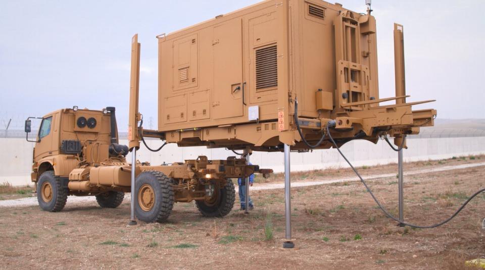 <p><strong>Alka'da hem lazer tahribat sistemi hem de elektromanyetik bir karıştırma sistemi bulunduğunu belirten Kayasal, şöyle konuştu:</strong></p>
<p>"Bu sayede drone, sabit kanatlı model uçaklar gibi terör eylemlerinde kullanılan araçlara karşı oldukça etkin bir sistem. Aynı zamanda el yapımı patlayıcıların uzaktan imhasını sağlıyor. Hedeflerin hassas takibini yaparak, üzerinde bulunan radar ve elektrooptik sistemlerle birden fazla hedefin aynı anda takibini gerçekleştiriyor ve tahribatını sağlayabiliyor. Şu anda Roketsan'ın bir tesisini bu sistem drone saldırılarından koruyor."</p>