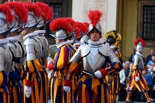 <p>Papanın koruyucu melekleri olarak da anılan, 513 yıllık geçmişe sahip Papalık İsviçreli Muhafız Birliğinin 23 yeni üyesi, dün Vatikanda yapılan yemin töreninin ardından orduya katıldı.</p>

<p> </p>
