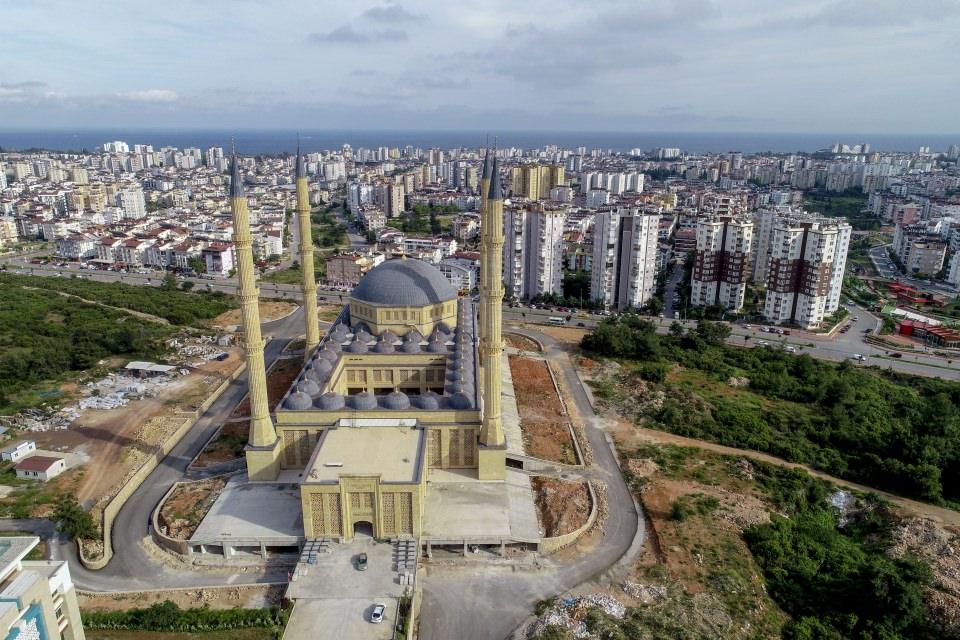 <p>Akdeniz Üniversitesi Camisi - Antalya</p>