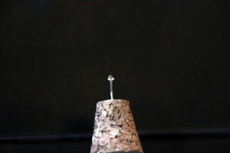 <p>Kuşadası Belediyesi Necati Korkmaz Mikro Minyat&uuml;r Sanat Merkezi ve Sergi Alanı'nda, Korkmaz'a ait, sadece b&uuml;y&uuml;te&ccedil; ya da mikroskopla g&ouml;r&uuml;lebilen 40 eser sergileniyor.</p>

<p>&nbsp;</p>
