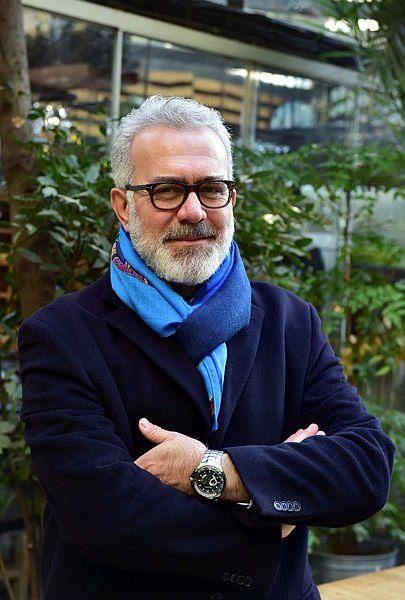 <p>Bunun yanı sıra ülke ülke gezip konferanslarla gençliğe hitap ediyor. </p>