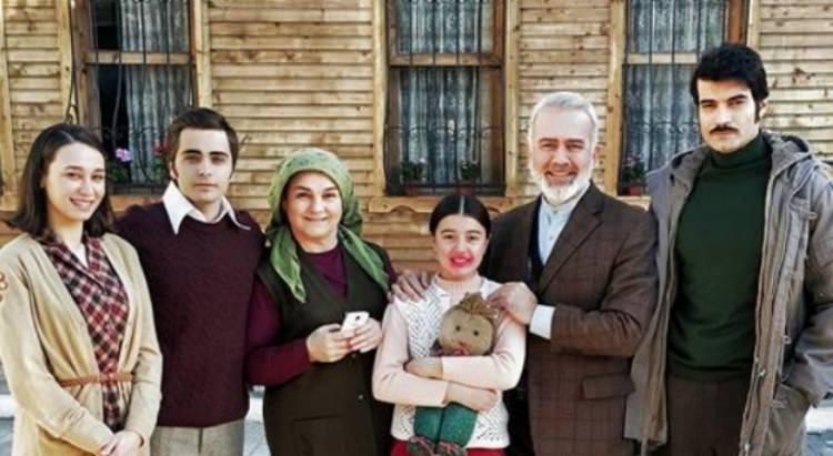 <p><strong>BAHADIR YENİŞEHİRLİOĞLU KİMDİR?</strong></p>
<p>1962 yılında Manisa'nın Akhisar ilçesinde dünyaya gelmiştir. Akhisar'da ilköğretim ve lise eğitimi alan Bahadır Yneişehirlioğlu, Dokuz Eylül Üniversitesi'nde Hukuk Fakültesi mezunudur. 2010 yılında avukatlık mesleğini bırakıp yazar olmaya karar verir.</p>
