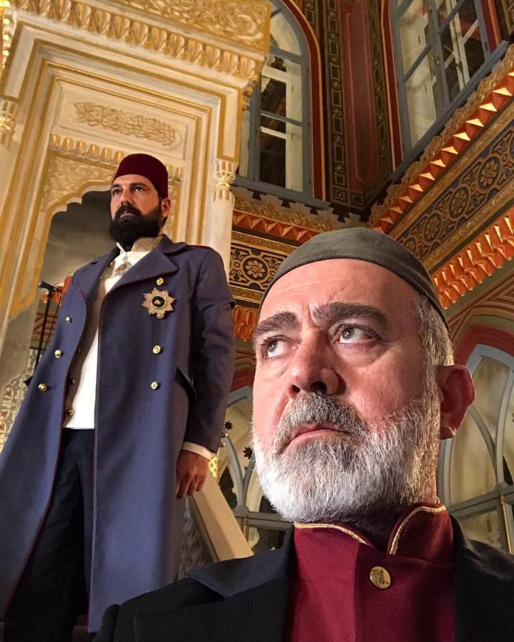 <p>Avukatlık ve yazarlık mesleklerine oyunculuğu ekleyen başarılı isim, 2017 yılında Trt 1 ekranlarında başlayan ve Sultan Abdülhamid Han'ın hayatını anlatan <strong>"Payitaht Abdülhamid"</strong> dizisinde <span style="color:#800080"><strong>Tahsin Paşa</strong></span> karakteri ile yer aldı. </p>