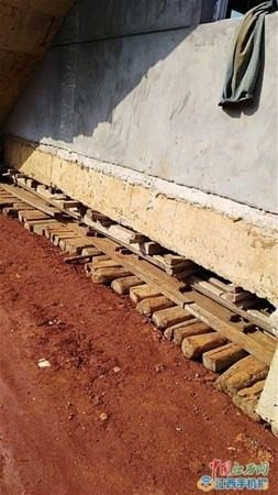 <p>Evlerine yeni taşınan aile, binalarının yıkılmak zorunda olduğunu öğrenince evlerini 40 metre taşımaya karar verdi.</p>
<p> </p>