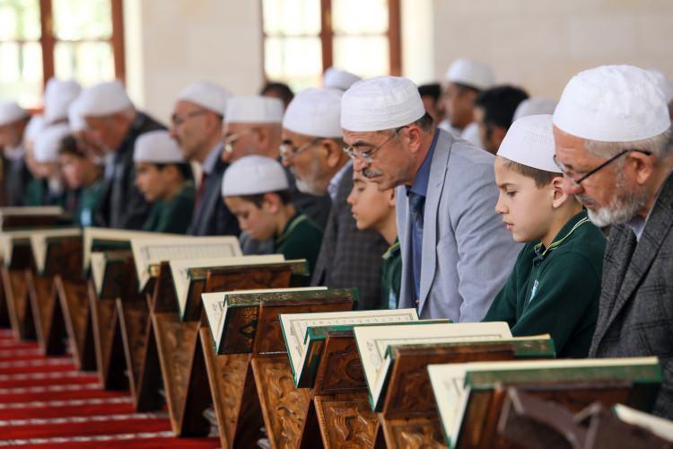 <p>Mukabelenin asırlardır sürdüğünü dile getiren Can, "Kur'an-ı Kerim'in öğrenilmesi, anlaşılması açısından güzel bir gelenek. Biz de bunu uygulamaya çalışıyoruz. Camilerimiz dolup taşıyor. Camide hafız arkadaşımız okuyor, biz de onu takip ediyoruz." diye konuştu.</p>
<p> </p>