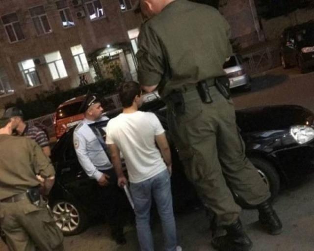 <p>Bu polisin boyu inanılmaz</p>

