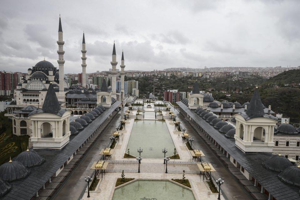 <p>Esenboğa Havalimanı yolu üzerindeki Kuzeykent'te 125 bin metrekarelik alanda inşa edilen cami ve külliye, yaklaşık 110 bin metrekare kapalı alana sahip. Türk-İslam mimarisinden esinlenilerek tasarlanan ve başkentin sembol mekanlarından biri olmaya aday cami ve külliye hem ibadet hem de yaşam ve kültür alanı olarak hizmet verecek.</p>
<p> </p>