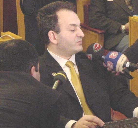 <p>Lokman Ayva: Türkiye'nin ilk görme engelli milletvekili. Boğaziçi Üniversitesi mezunu olan Ayva, 2002 yılında AK Parti milletvekili olarak meclise girdi. Ayva, Türkiye'yi Avrupa Konseyi Parlamenterler Meclisi'nde de temsil etti ve konseyin ilk engelli üyesi oldu.</p>
