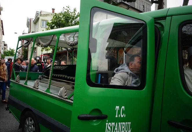 <p>Baykut Badem: 'Semih abiyle aynı dizide rol aldık. Çok iyi dostluğumuz vardı. Semih abi için tek bir şey söyleyebilirim, çok dürüst bir insandı. Hayatta böyle bir günde de bir insanı son yolculuğuna uğurlarken söylenebilecek en önemli şey belki de bu' açıklamasında bulundu.</p>

<p class="MsoNormal"><o:p></o:p></p>
