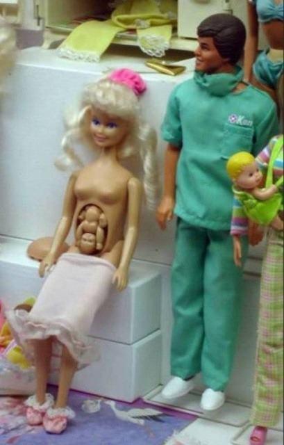 <p>Hamile bir oyuncak bebek</p>
