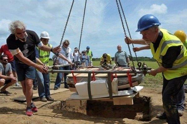 <p>Uzmanlar tarafından dikkatle taşınan tabutun içinden çıkanlarla herkes neye uğradığını şaşırdı...</p>

<p> </p>
