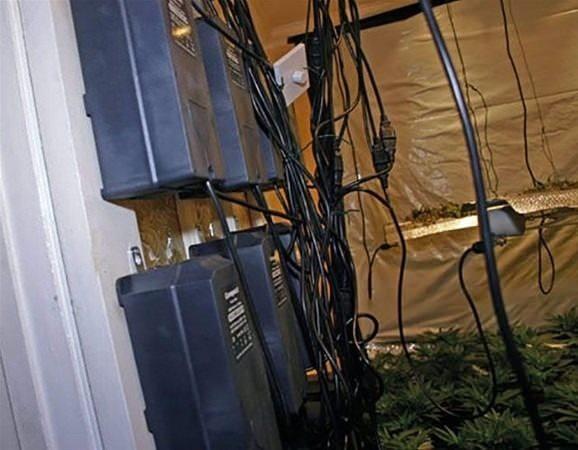 <p>Kapıyı kırarak i&ccedil;eri giren polis g&ouml;rd&uuml;klerine inanamadı...</p>

<p>&nbsp;</p>
