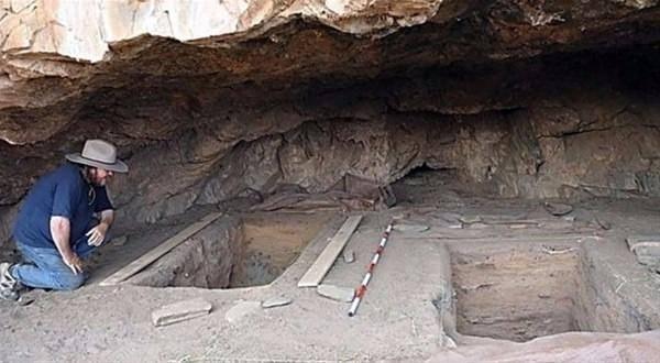 <p>Avustralya&rsquo;da Flinders Ranges sıradağının bulunduğu ve Warrantyi olarak bilinen bir b&ouml;lgede tuvalet ihtiyacını gidermek i&ccedil;in bir yer arayan Clifford Coulthard, Aborjinlere ait eski bir yerleşim alanına denk geldi.</p>

<p>&nbsp;</p>
