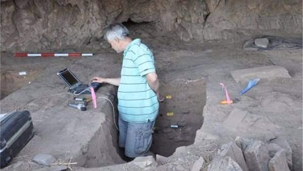 <p>Avustralya&rsquo;da aracıyla ilerlerken tuvalet ihtiyacını gidermek i&ccedil;in bir yerde duran bir Clifford Coulthard adlı bir kişi, bulduklarıyla şok oldu...</p>

<p>&nbsp;</p>
