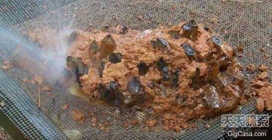 <p>Temizledik&ccedil;e &ccedil;amur par&ccedil;asının i&ccedil;inde parlayan taşlar olduğunu fark etti...</p>

<p>&nbsp;</p>
