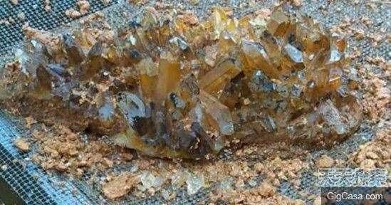 <p>T&uuml;m &ccedil;amur temizlendiğinde ise, bunun b&uuml;y&uuml;k bir kristal taş olduğu ortaya &ccedil;ıktı...</p>

<p>&nbsp;</p>
