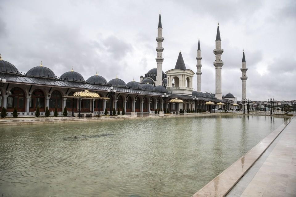 <p>Projede katlar arası ulaşımın asansör ve yürüyen merdivenlerle sağlandığı bin 200 araçlık 5 katlı kapalı otopark da bulunuyor.</p>
<p> </p>