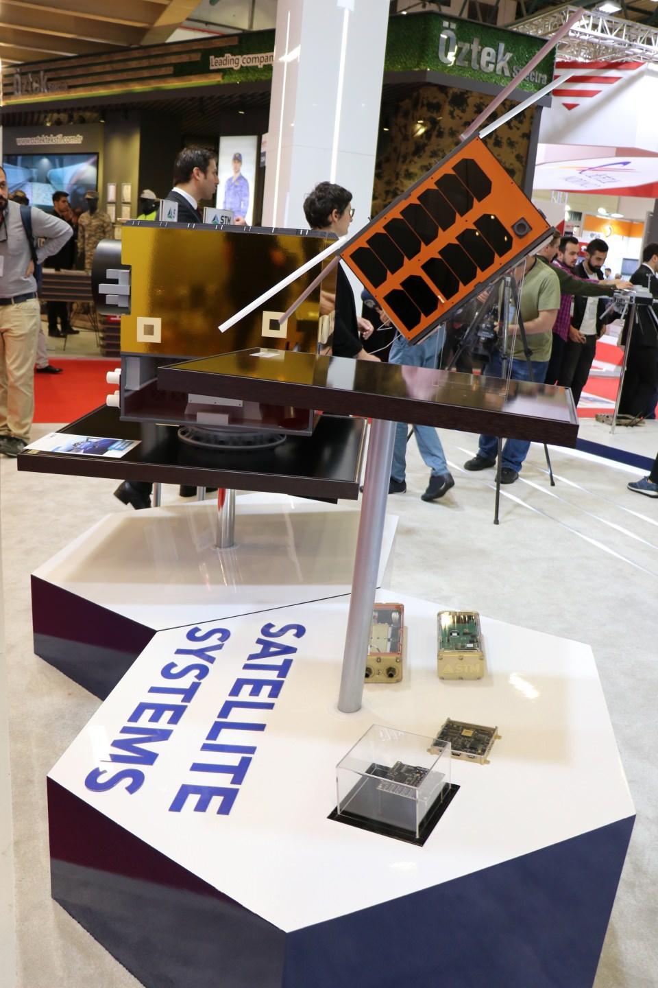 <p><strong>Şirket, mikro ve nano uydulara y&ouml;nelik &ccedil;alışmalar y&uuml;r&uuml;t&uuml;yor.</strong></p>

<p>STM tarafından geliştirilen Y&uuml;ksek &Ccedil;&ouml;z&uuml;n&uuml;rl&uuml;kl&uuml; Mikro Yer G&ouml;zlem Uydusu Lagari, sahada taktik g&ouml;r&uuml;nt&uuml; ihtiyacının yakın ger&ccedil;ek zamanlı karşılanması, genel haritalama, orman ve bitki &ouml;rt&uuml;s&uuml;n&uuml;n takibi, tarım alanlarının incelenmesi, doğal afet takibi gibi ama&ccedil;lara y&ouml;nelik g&ouml;rev yapacak keşif g&ouml;zetleme takım uydu sisteminin ilk uydusu olacak.</p>

<p>Al&ccedil;ak irtifa y&ouml;r&uuml;ngesinde g&ouml;rev yapacak ve g&ouml;rev y&uuml;k&uuml; olarak siyah-beyaz ve renkli nokta/şerit g&ouml;r&uuml;nt&uuml; alma kabiliyetlerine sahip yeni nesil elektro optik kamera taşıyacak Lagari, T&uuml;rkiye'nin ilk y&uuml;ksek &ccedil;&ouml;z&uuml;n&uuml;rl&uuml;kl&uuml; mikro uydusu olarak devreye girecek.&nbsp;</p>
