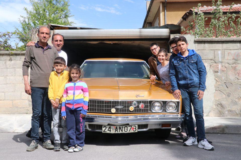 <p>"Babam seçimi kaybettikten sonra arabasını garaja park etti, 24 yıldır burada muhafaza ediyor. Arabayı hafta sonları çıkarıp siliyor ve yağına suyuna bakıyoruz. Aracı kesinlikle satmayı düşünmüyoruz çünkü ona babamızın emaneti olarak bakıyoruz. Bizden sonra da inşallah bu emaneti çocuklarımıza bırakacağız."</p>
<p> </p>