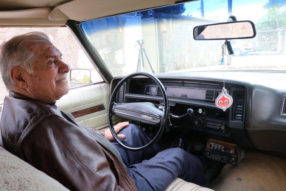 <p>Bütün, o dönemde seçim çalışmaları sırasında yaptığı ilçe ve köy ziyaretlerinde, Adana'dan sıfır olarak aldığı 1973 model, 34 AN 073 plakalı, Chevrolet Impala marka otomobille Akbulut'u gezdirerek destekledi.</p>

<p> </p>
