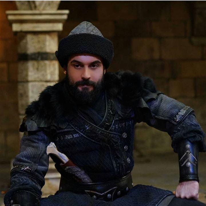 <p>TRT1 ekranlarının sevilen dizisi Diriliş Ertuğrul'un geçtiğimiz günlerde ekrana gelen 147. bölümünde beklenmedik bir ayrılık yaşandı.</p>
<p> </p>