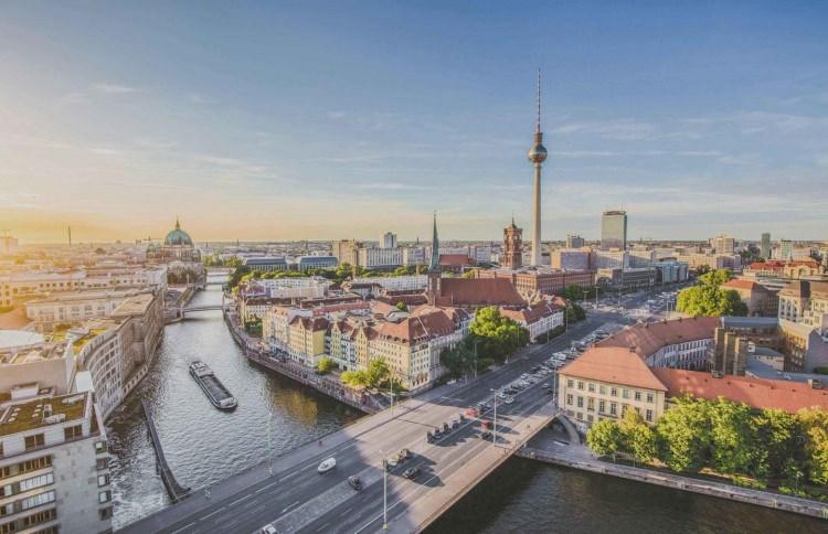 <p>Almanya'nın başkenti Berlin'de 17 saat 54 dakika,</p>
<p> </p>