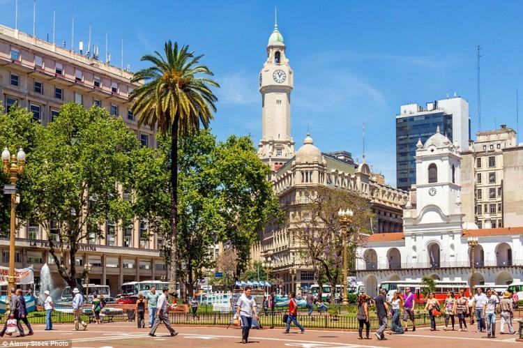 <p>Arjantin'in başkenti Buenos Aires'te 12 saat 2 dakika oldu.</p>