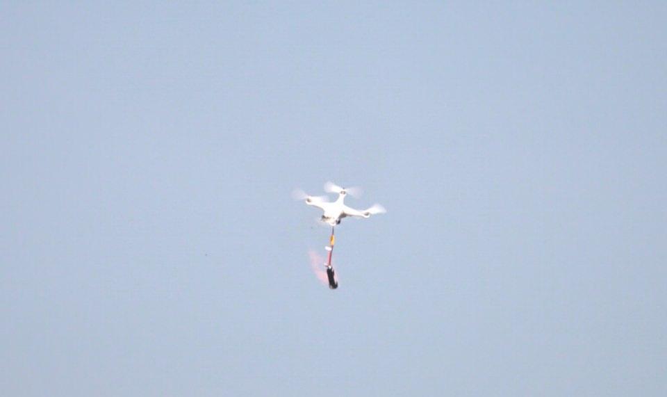 <p><strong>Sürü "drone"lara karşı da etkili</strong></p>

<p>Elektromanyetik enerjiyi ve lazer enerjisini belirli bir alana yönlendirebilen Alka YESS, kullanıcıya sağladığı elektromanyetik karıştırma yeteneğiyle tek veya sürü halindeki "drone"ların işlevsel olarak engellenmesini, elektromanyetik ve lazer tahrip yeteneğiyle de "drone"ların, drone sürülerinin ve el yapımı patlayıcıların güvenli mesafeden imha edilmesini olanaklı hale getiriyor.</p>
