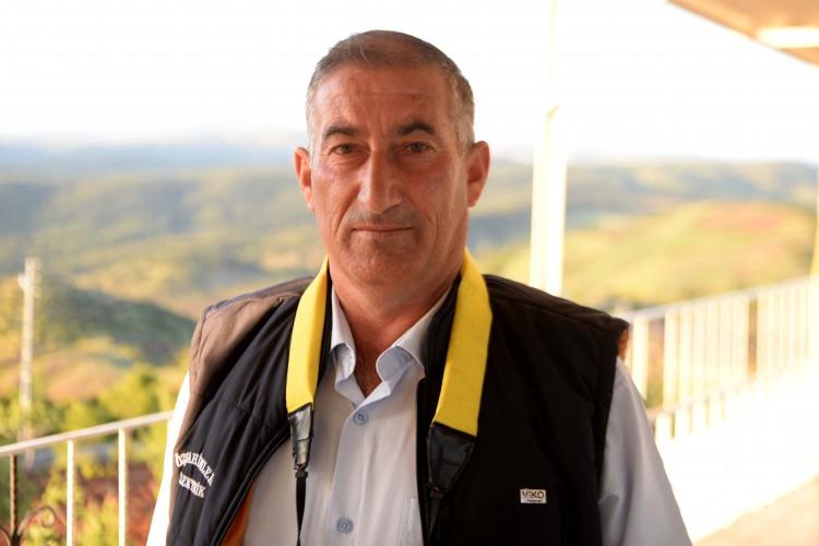 <p>Kendisi kuledeki işlerle ilgilenirken eşinin bahçeyle uğraştığını aktaran Korkmaz, çoğu zaman rüzgar nedeniyle ezan sesi duyulmadığı için merkezdeki telsizden "Ezan okunuyor. Allah kabul etsin, afiyet olsun" anonsu geçildiğini söyledi.</p>
<p> </p>